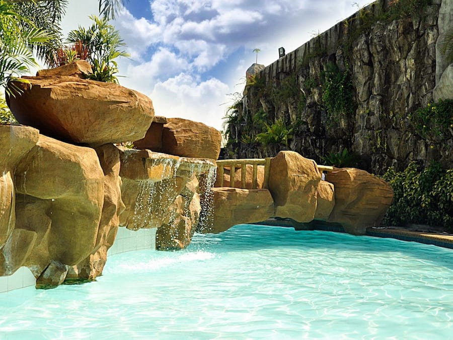 4 piscinas al aire libre, sombrillas, sillones reclinables de piscina