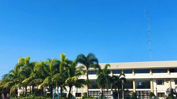 Vista frontal de la propiedad