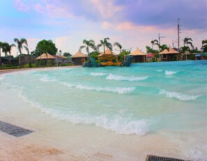 4 piscines extérieures, parasols de plage, chaises longues