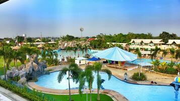 4 albercas al aire libre, sombrillas en la alberca y camastros