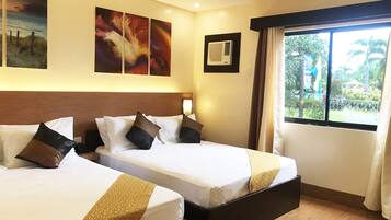 Habitación Deluxe con 2 camas individuales, 2 camas Queen size, vista al resort | Escritorio, tabla de planchar con plancha y ropa de cama