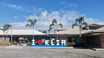 Vista frontal de la propiedad