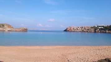 Ubicación cercana a la playa y tumbonas