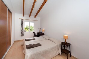 5 bedrooms, in-room safe, iron/ironing board, WiFi