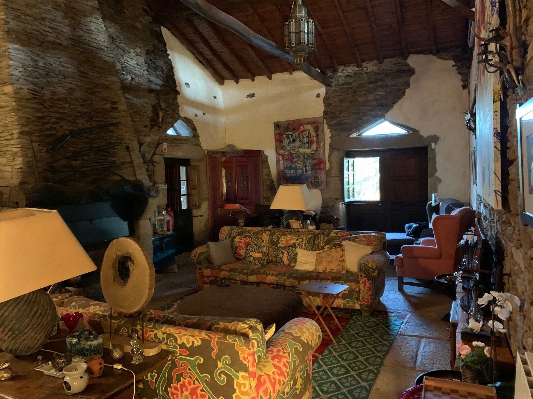 Smart TV, chimenea y libros 