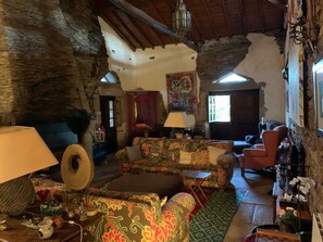 Smart-TV, Kamin, Bücher