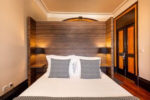 In-room safe, iron/ironing board, free WiFi, bed sheets - Superior Studio in Bolhão Market (Oporto)
