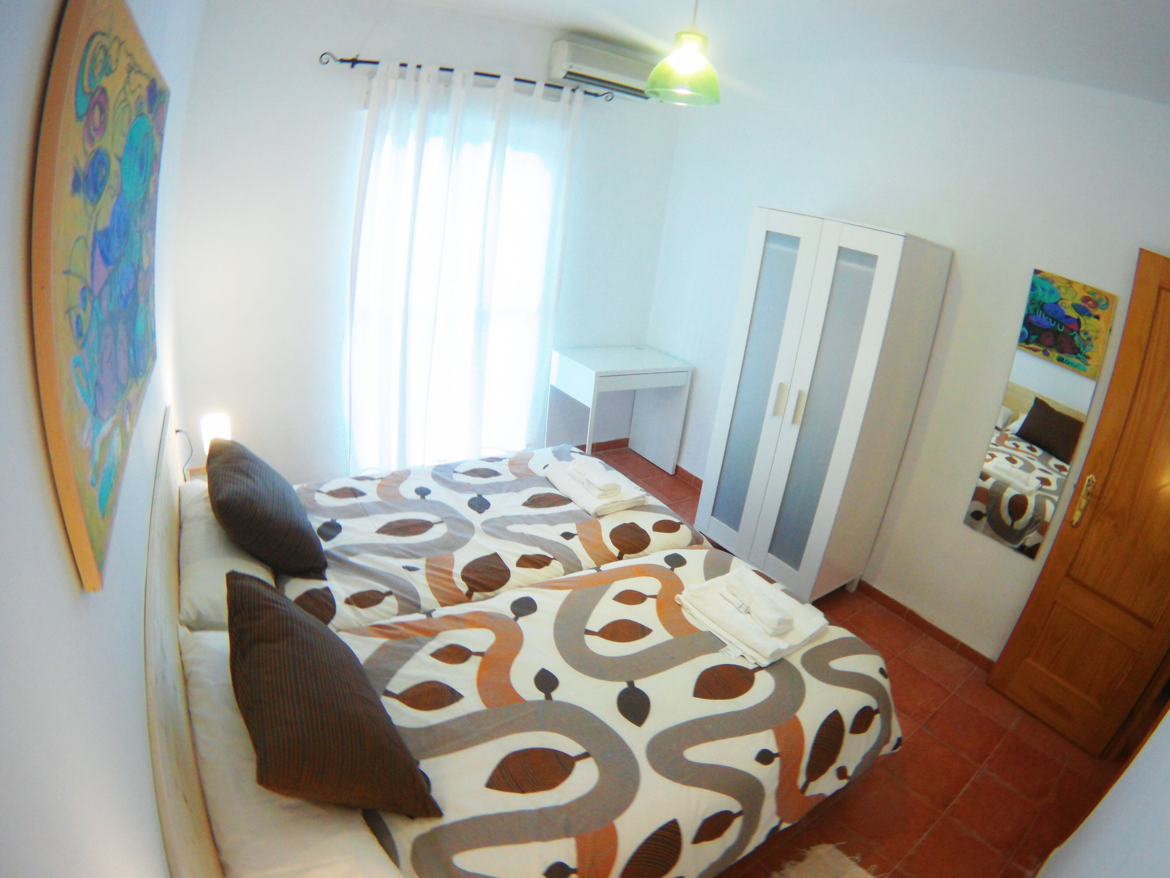 2 slaapkamers, een strijkplank/strijkijzer, gratis wifi, beddengoed