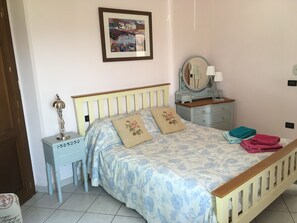 3 habitaciones, tabla de planchar con plancha, wifi y ropa de cama 