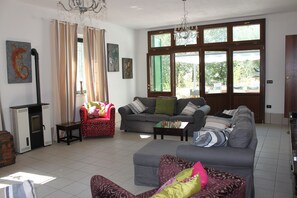 Een televisie, een open haard, videogames en een dvd-speler