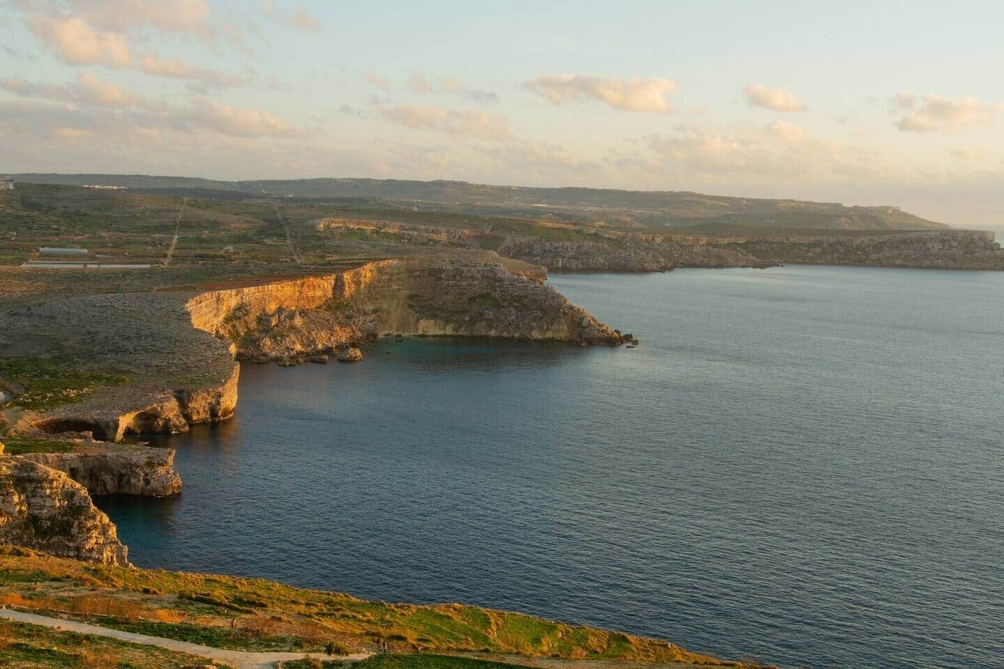 Eine Küstenlandschaft mit felsigen Klippen und ruhiger See.