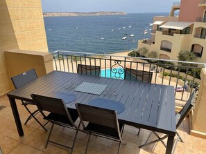 Outdoor dining - Family-Friendly Seaview Apartment with Pool,Mellieħa Bay, Ghadira, Malta (tunnara)