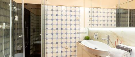 Dusche, Haartrockner, Handtücher