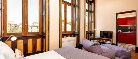 Safe på rommet, strykejern/-brett, wi-fi (inkludert) og sengetøy