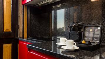 Een koelkast, een microgolfoven, een oven