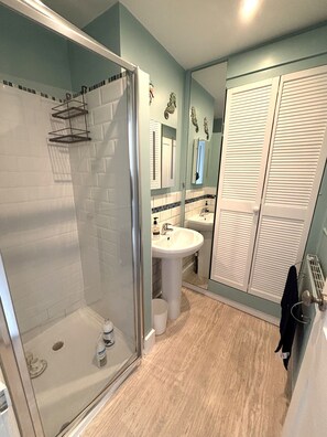 Combined shower/tub, free toiletries, hair dryer, towels - Downsgate Cottage just a short walk the famous South Downs and Beachy Head. (Eastbourne)