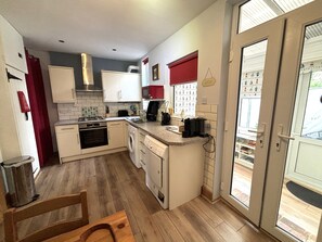 Frigorífico, microondas, horno y placa de cocina