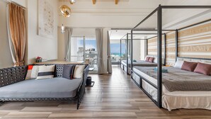 Une chambre d’hôtel moderne avec un grand lit, un canapé et un balcon offrant une vue agréable.
