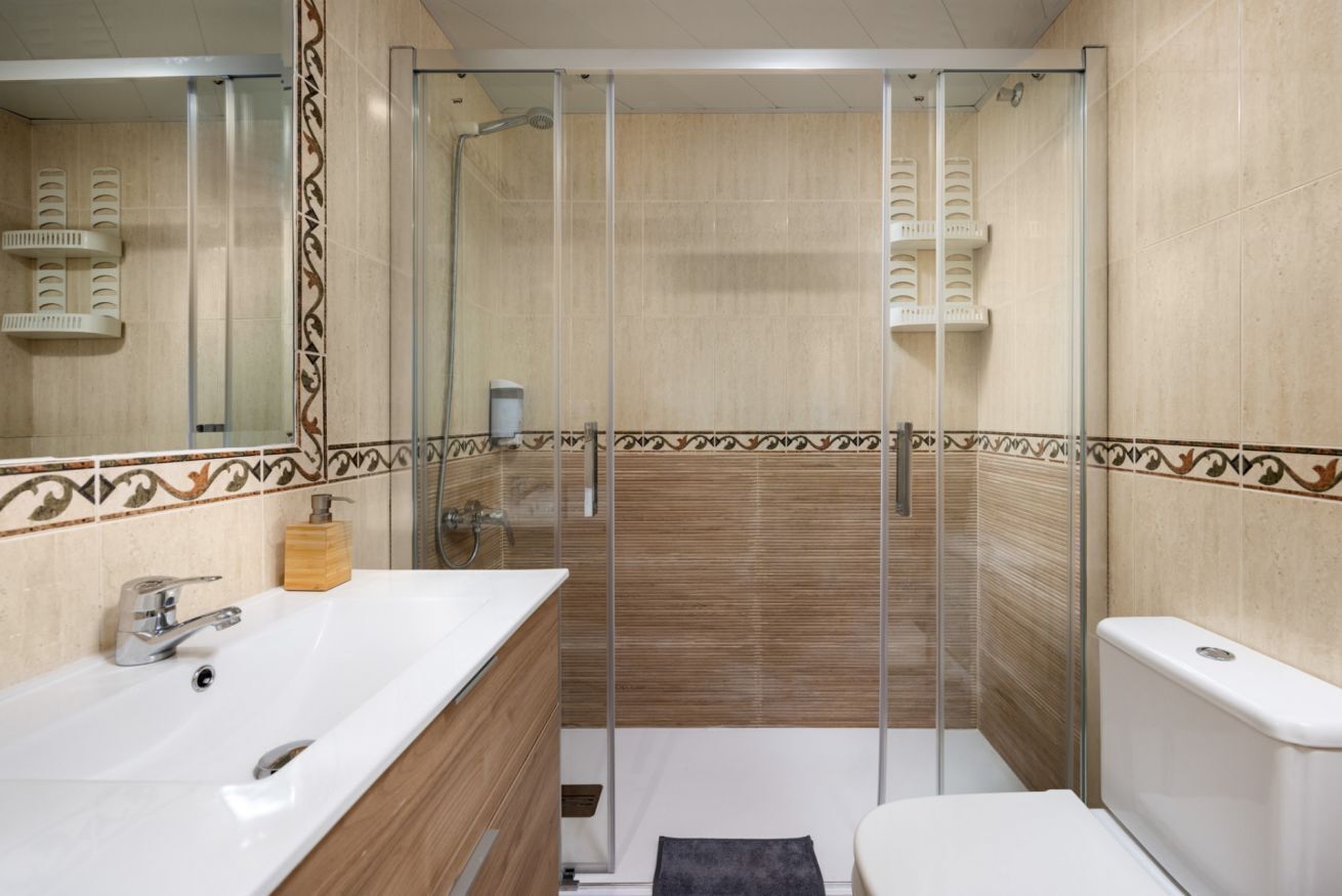 Een bad/douchecombinatie, een haardroger, een bidet, handdoeken