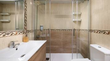 Een bad/douchecombinatie, een haardroger, een bidet, handdoeken