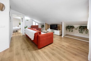 TV - Tulipán Apartment - Historical Center (Málaga)