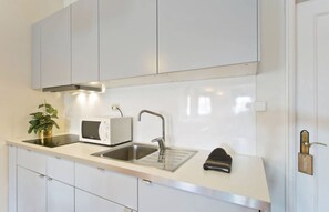 Kühlschrank, Mikrowelle, Ofen, Herdplatte