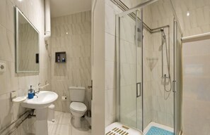 Douche, sèche-cheveux, serviettes fournies