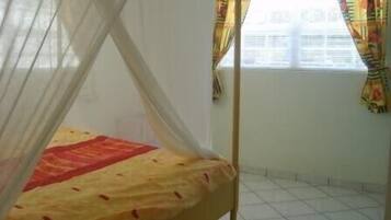 2 bedrooms, iron/ironing board, internet, bed sheets