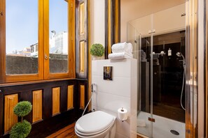 Shower, hair dryer, towels - Unique One-Bedroom Apartment in Bolhão Market (Oporto)