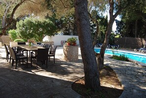 Outdoor dining - Lovely holiday villa. Pool and beach (Cala Serena)