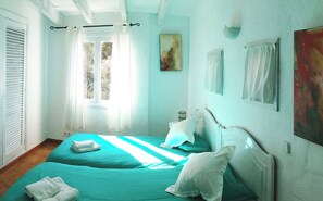 5 bedrooms, iron/ironing board, WiFi, bed sheets
