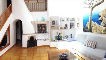 Fernseher, Kamin, DVD-Player, Bücher