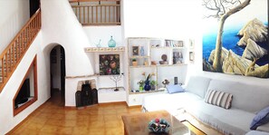 Fernseher, Kamin, DVD-Player, Bücher