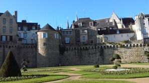 A historic castle with a stone wall, a round tower, and a well-maintained garden with pathways. - Charming cottage with enclosed garden in peaceful countryside. Pet welcome. (Béganne)