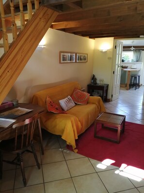 TV, fireplace, DVD player, books - Charming cottage with enclosed garden in peaceful countryside. Pet welcome. (Béganne)