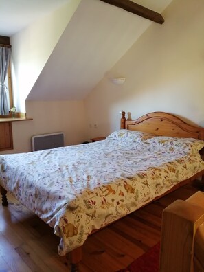 1 bedroom, iron/ironing board, travel cot, free WiFi - Charming cottage with enclosed garden in peaceful countryside. Pet welcome. (Béganne)