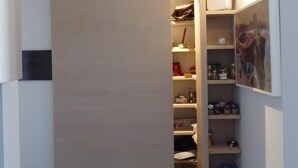 Una cocina moderna con horno empotrado y un mueble de madera.