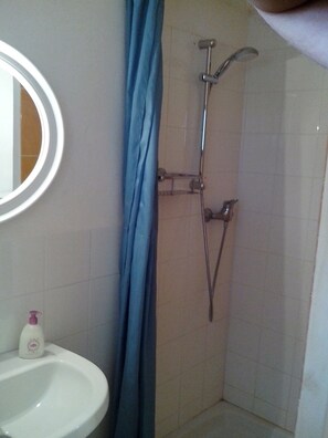 Shower, hair dryer, bidet, towels - House under a carob tree, among the vineyards in Salina (Leni)