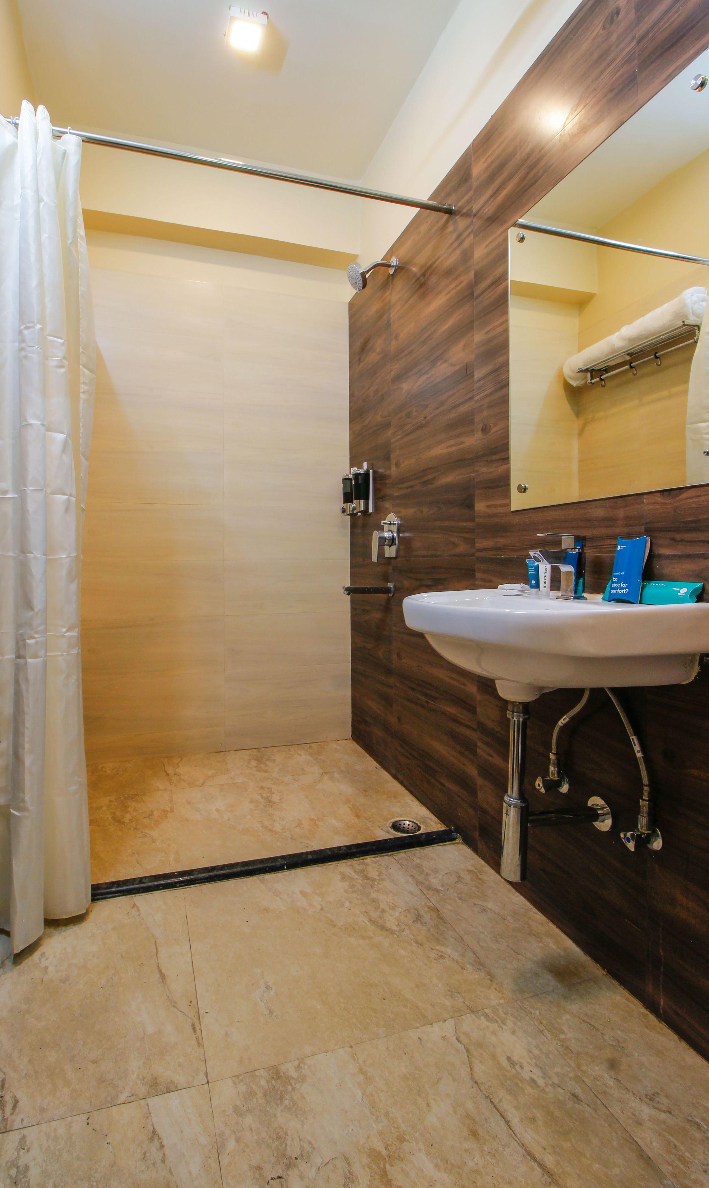 deluxe room | bathroom | shower, free toiletries