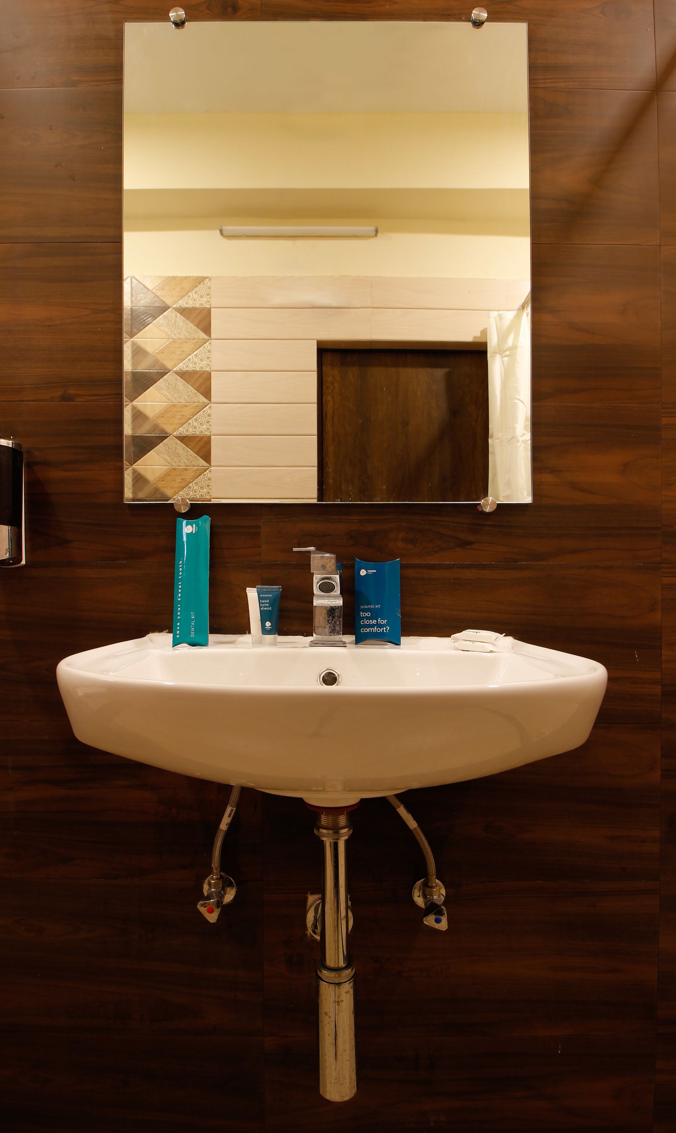 basic room | bathroom | shower, free toiletries