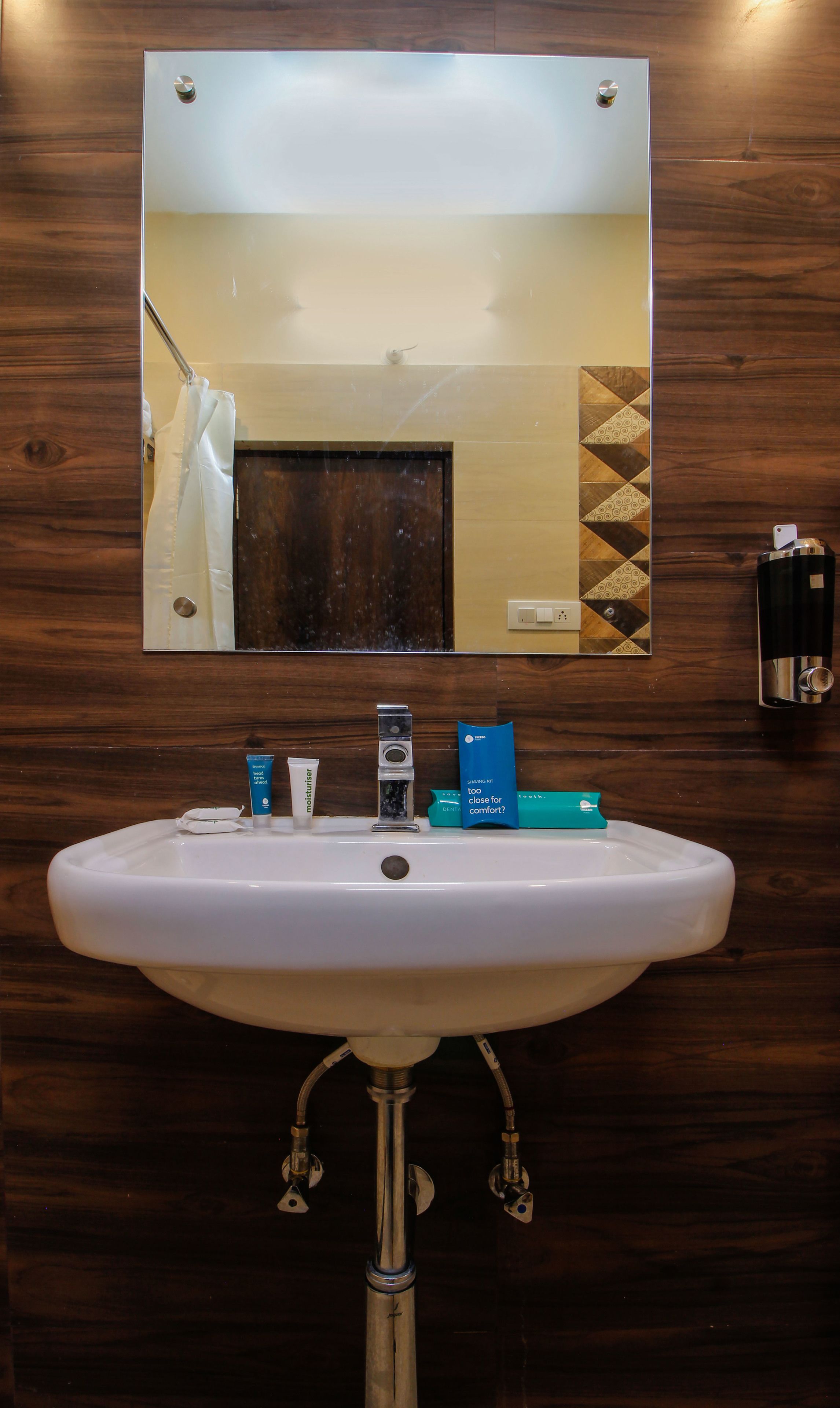 deluxe room | bathroom | shower, free toiletries