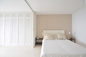 2 soverom og strykejern/-brett