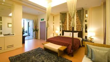 Quarto casal elite, 1 cama Queen, banheira de hidromassagem | Escrivaninha, cortinas blackout, camas extras/dobráveis (sobretaxa)