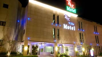 Fachada da propriedade à noite