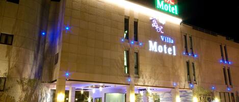 住宿正面 (夜晚)