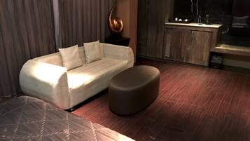 Quarto quádruplo luxo, 2 camas Queen, banheira de hidromassagem | Sala de estar | TV de tela plana