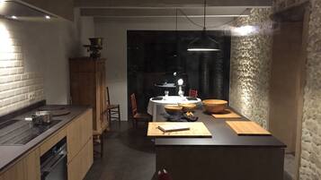 Réfrigérateur, micro-ondes, four, plaque de cuisson