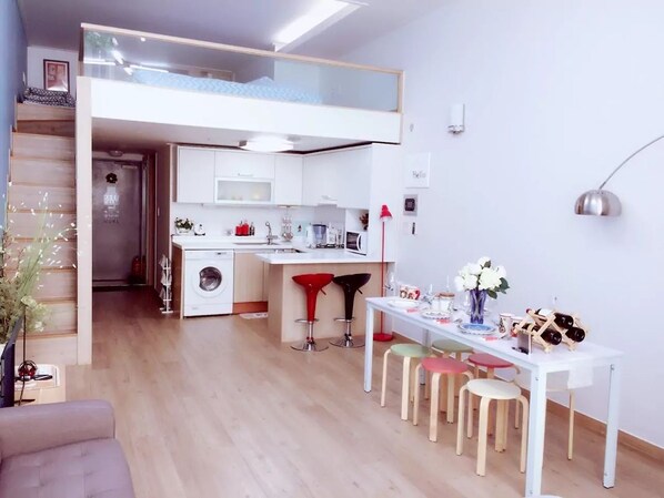 Lee Apartment #1 | Wohnzimmer | Flachbildfernseher