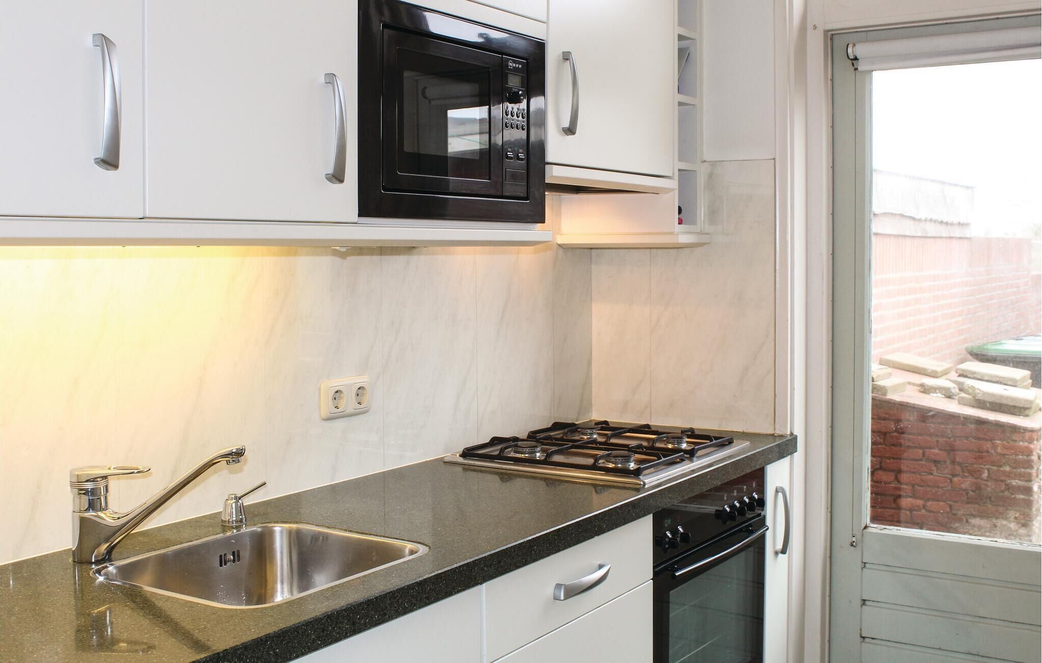 Réfrigérateur, micro-ondes, plaque de cuisson, lave-vaisselle