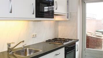 Réfrigérateur, micro-ondes, plaque de cuisson, lave-vaisselle
